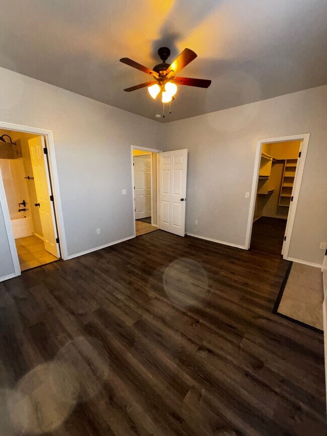 Building Photo - 3BR 2BA duplex with 2 car garage in Yukon!!