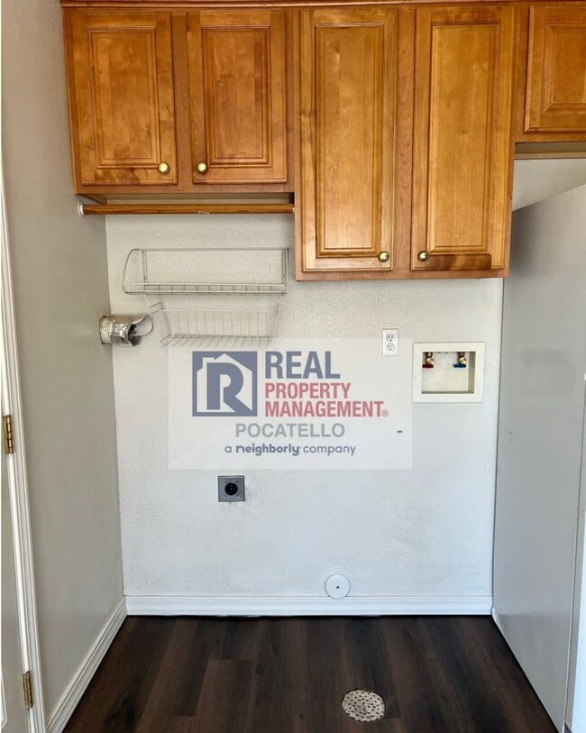 Building Photo - 2 bedroom 1 bath duplex - Single car garage