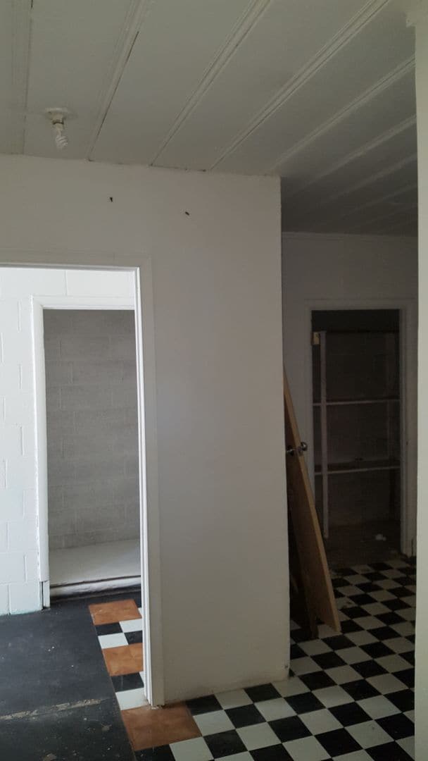 Building Photo - Spacious 3 bedroom and 1 bathroom