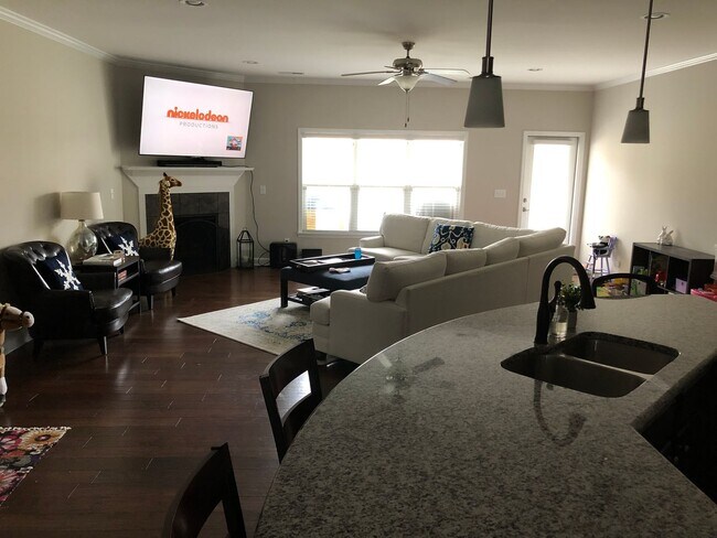 Building Photo - 3-Bedroom Townhome Available Eary July!