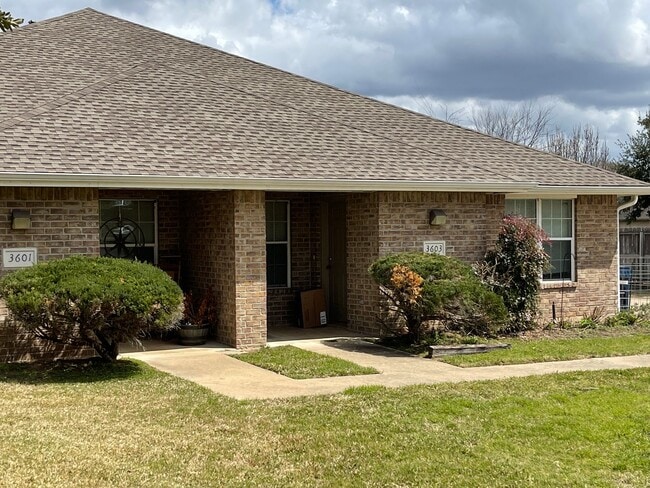 Building Photo - College Station - 3 Bedrooms / 3 bath Dupl...