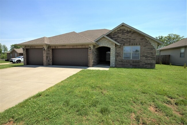 Building Photo - 4 Bedroom home with fenced backyard