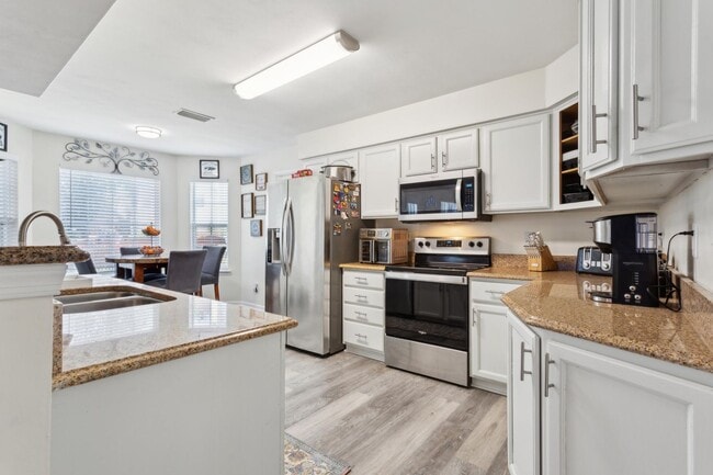 Building Photo - Spacious 4 BDRM 2.5 BA