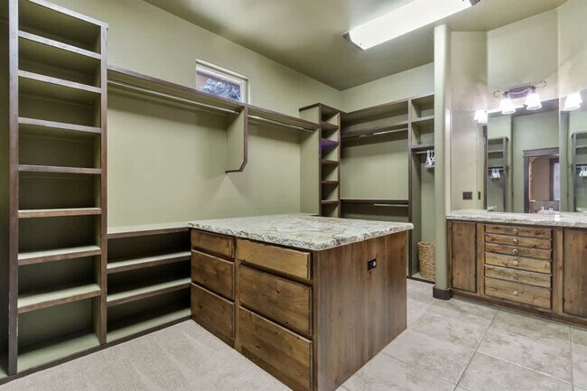 Building Photo - 5605 N Morpheus Pl