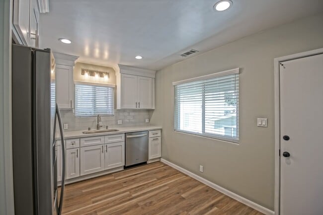 Building Photo - NEWLY REMODELED, SPLIT-LEVEL 3BR2BA DUPLEX...