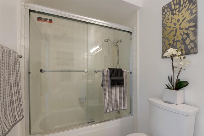 Building Photo - 1150 Pine St