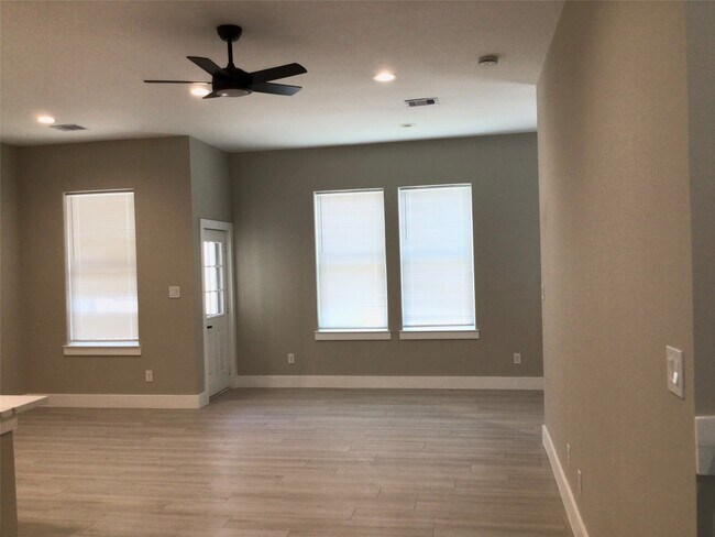 Building Photo - 2109 Marnel Rd