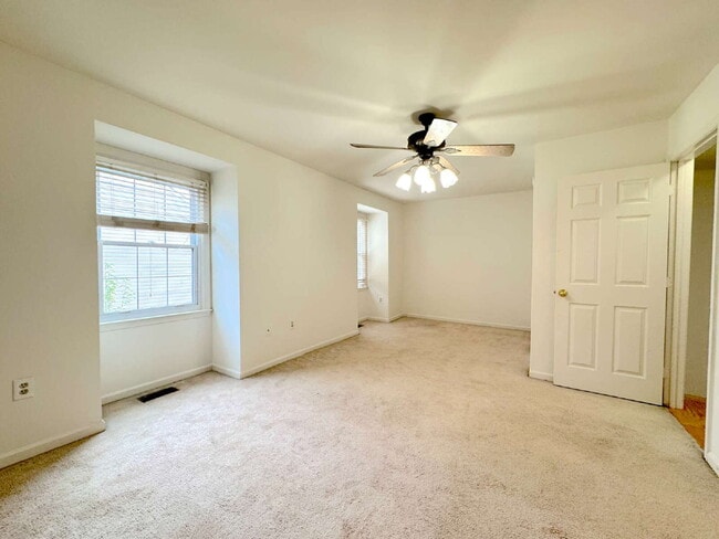 Building Photo - Inviting Townhome with Abundant Space & Co...