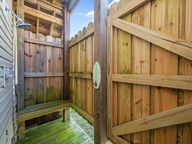 Outside Shower - 139A James Ave