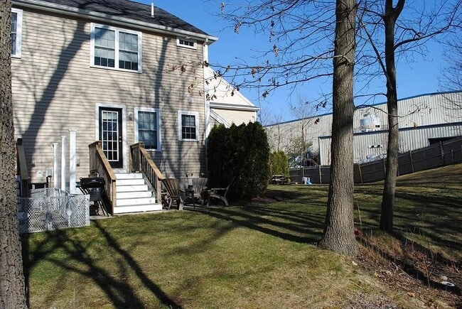 Building Photo - Large 2 BR w/ 1 Full and 2 Half Baths in Rockland