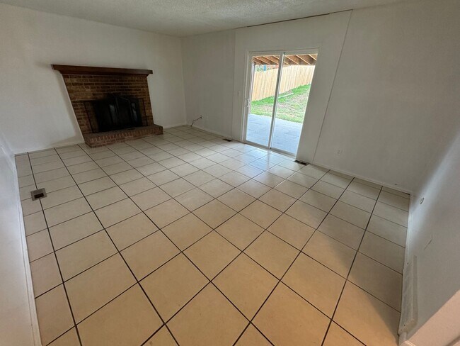 Building Photo - Spacious Morrison Home