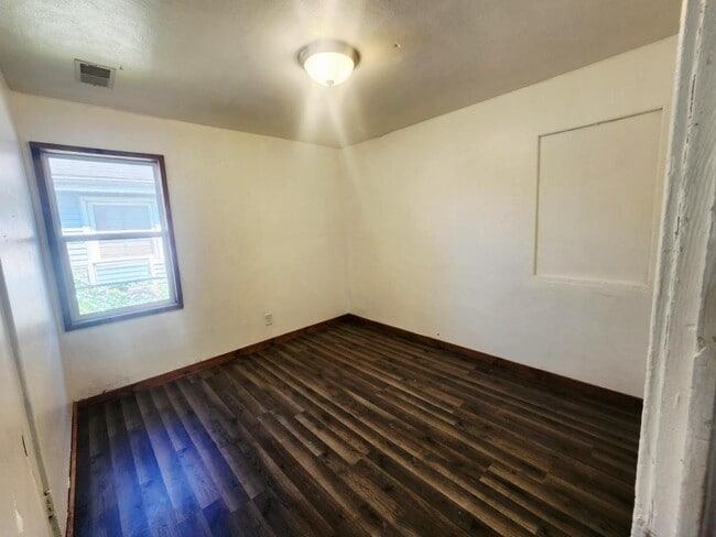 Building Photo - 1421 E 35th Ct