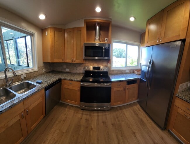 Building Photo - Large 5 Bedroom Home close to Poly Campus!!