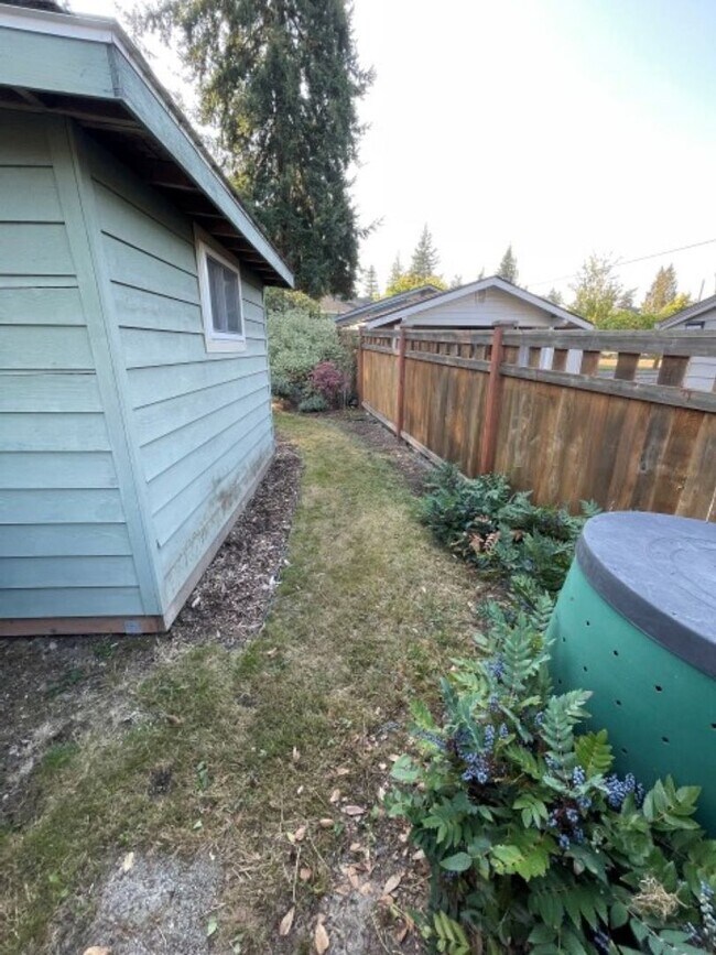 Building Photo - 3Bd/1.75Ba Shoreline House
