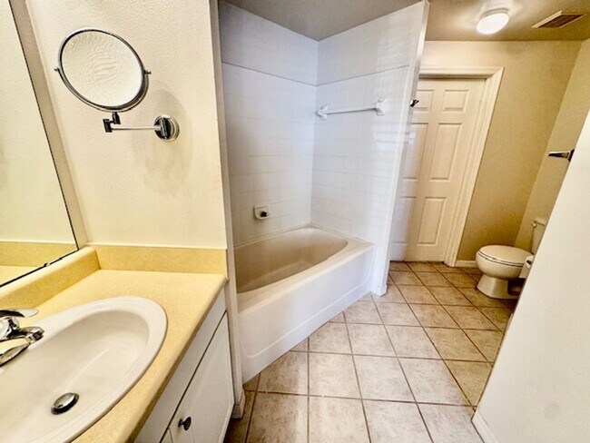 Building Photo - 3 bedroom 2 bathroom Condo in the Gardens at Beachwalk