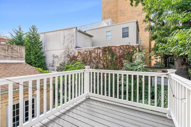 Building Photo - 1528 Bainbridge St