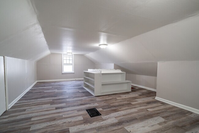 Building Photo - 1386 E 19th Ave