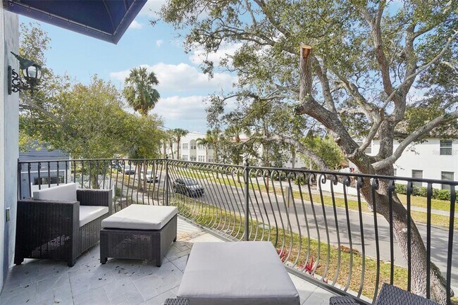 Building Photo - 502 S Albany Ave