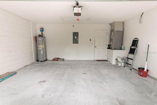 Building Photo - 233 E Gardenia Dr