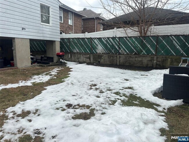 Building Photo - 8 Laird Pl