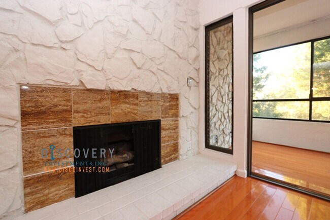 Building Photo - Lake Merritt Condominium 2 Bedroom, 2 Bath...