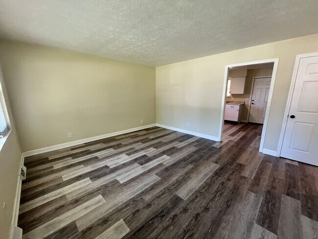 Building Photo - 307 Sunset Ln