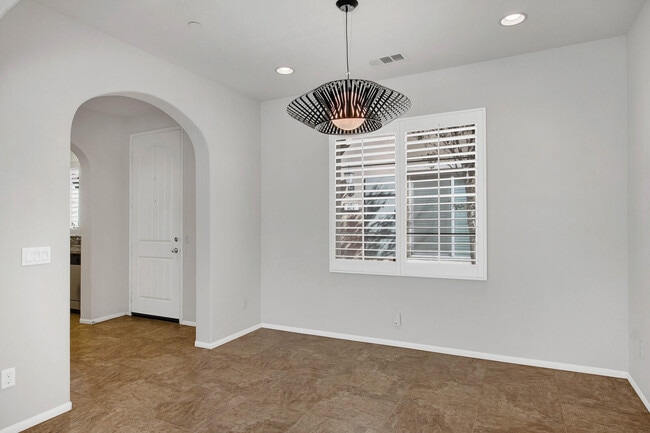 Building Photo - 607 Calle Vibrante