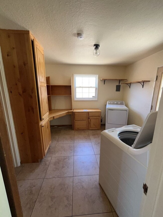Building Photo - Beautiful Home Minutes from Uptown Albuquerque!