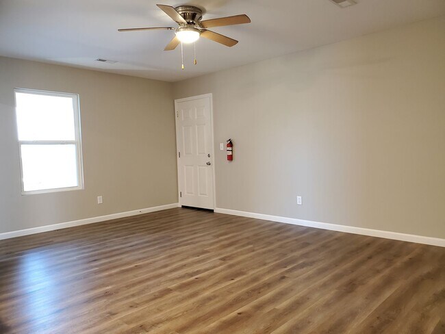 Building Photo - 142 Cane Creek Ln