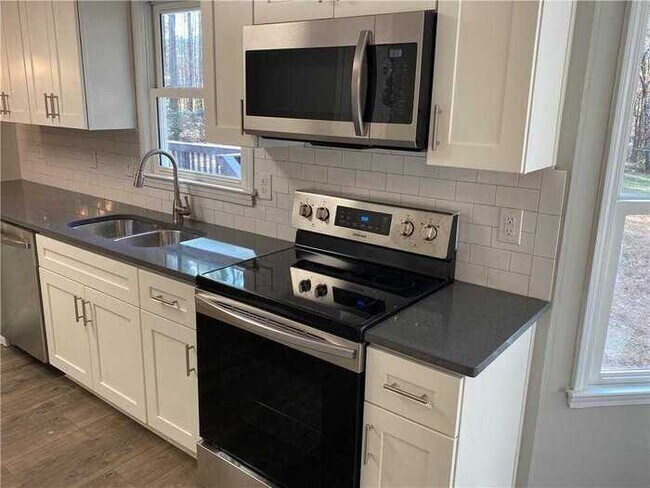 Building Photo - Fantastic 4bd/2ba home! Coming soon!