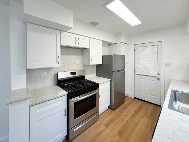 Building Photo - 332 N Smith St