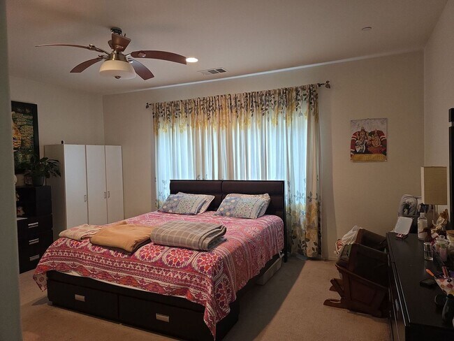 Building Photo - Beautiful Solar Home in Jurupa Valley Avai...