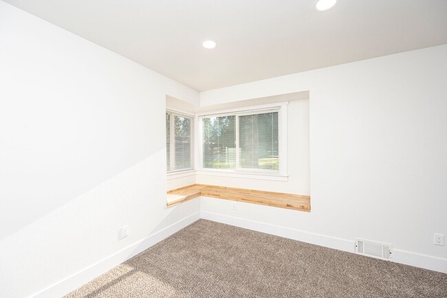 Building Photo - Lakewood Rambler 3 bedroom + Bonus