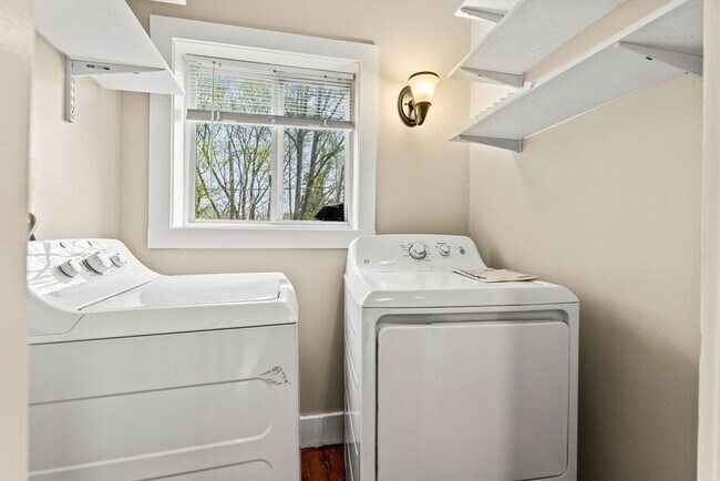 Building Photo - 9 Maple Cir