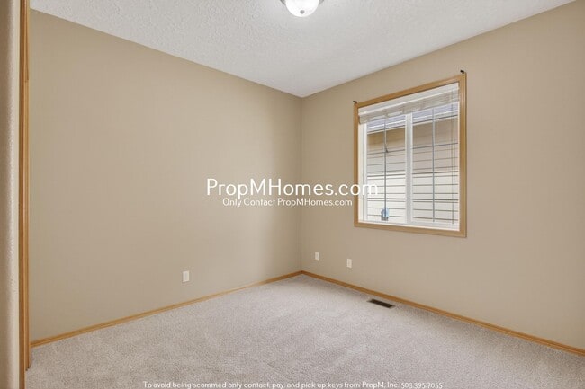 Building Photo - Spacious Three Bedroom Home in Clackamas!