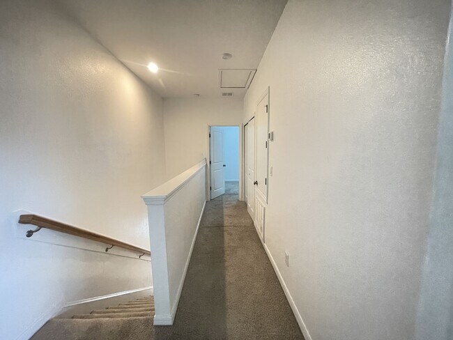 Building Photo - Charming 2-Bed, 2 and half-Bath Townhouse ...