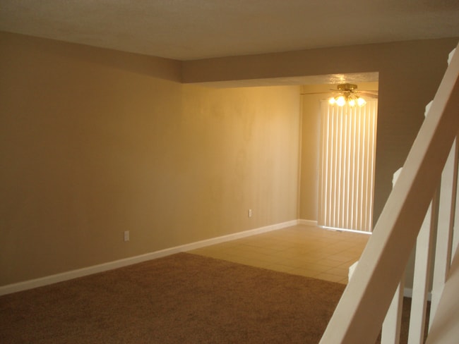 Building Photo - 32 E Old Broadmoor Rd
