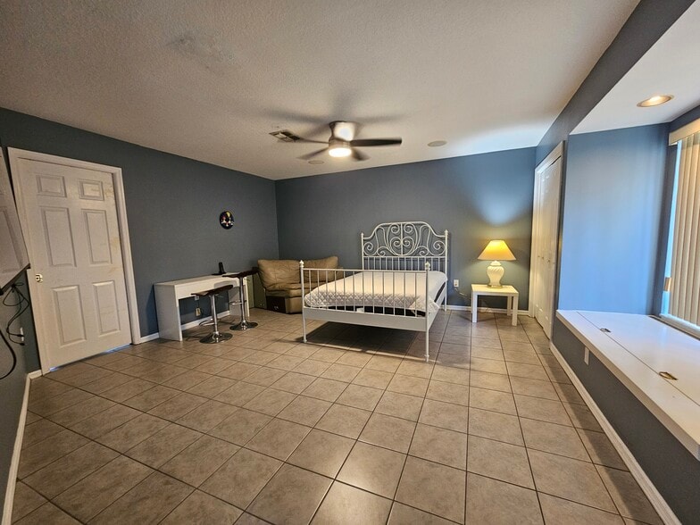 Building Photo - 2210 Bayou Dr