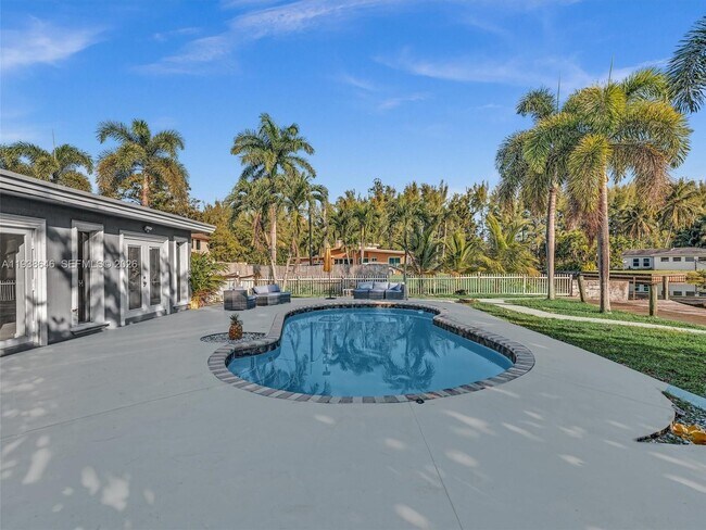 Building Photo - 4416 SW 35th Ave