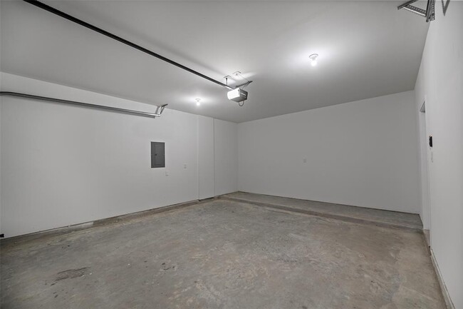 Building Photo - 1067 St Clair St