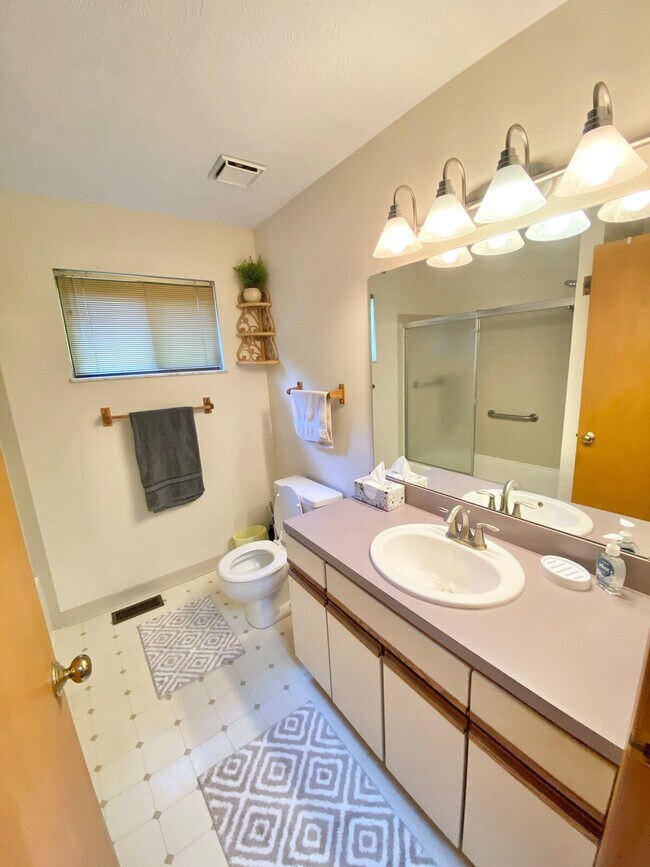 Building Photo - 1375 Rydalmount Rd