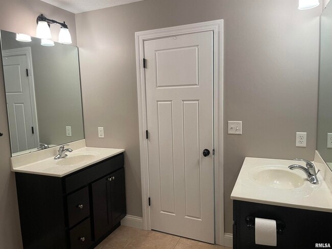 Building Photo - 700 Garvey Ln