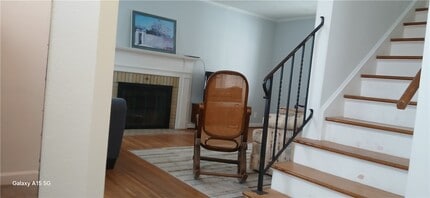 Building Photo - 183 Thorncliffe Dr