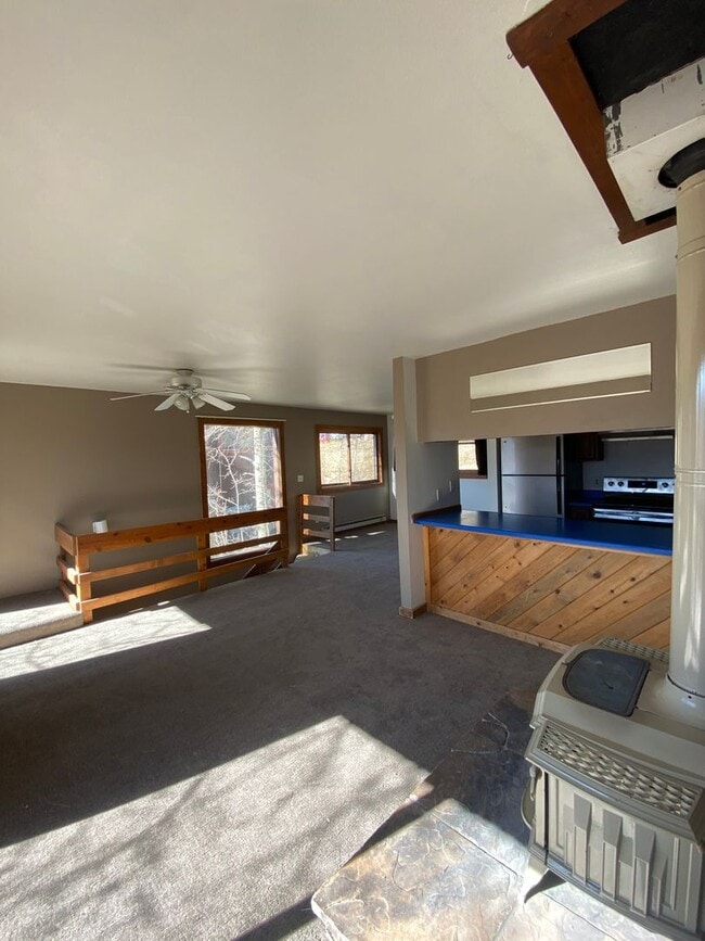 Building Photo - Private end unit 2 bedroom/1.75 bathrooms, pet friendly