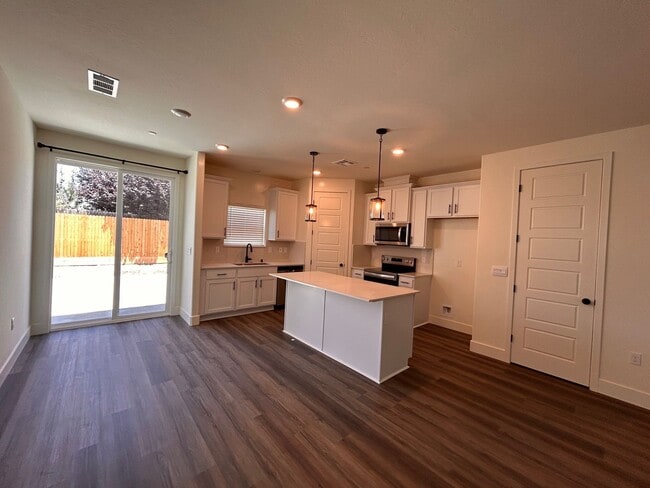 Building Photo - Beautiful Brand New home for rent in Visalia!