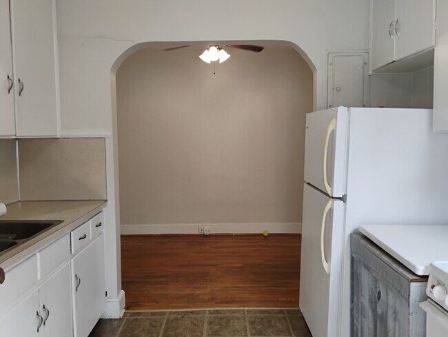 Building Photo - 1007 Rosehill Ave