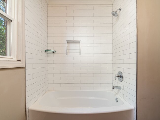 Building Photo - Newly Renovated Historic West End 1 Bedroom