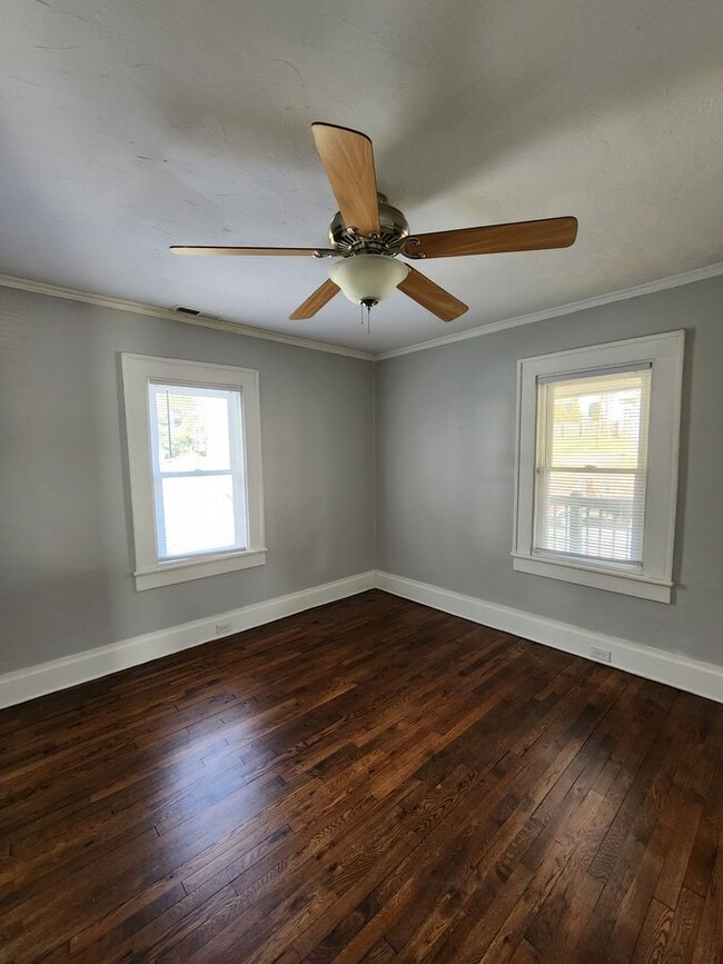 Building Photo - West Asheville Bungalow
