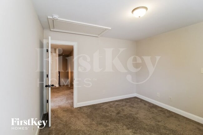 Building Photo - 113 Village Pl