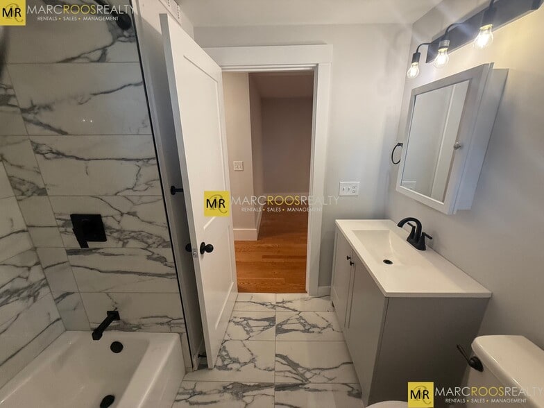 Building Photo - 118 Marginal St